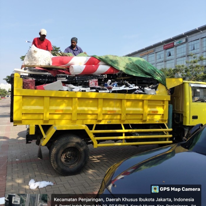 Buang puing, tanah, sampah proyek Kramat Jati