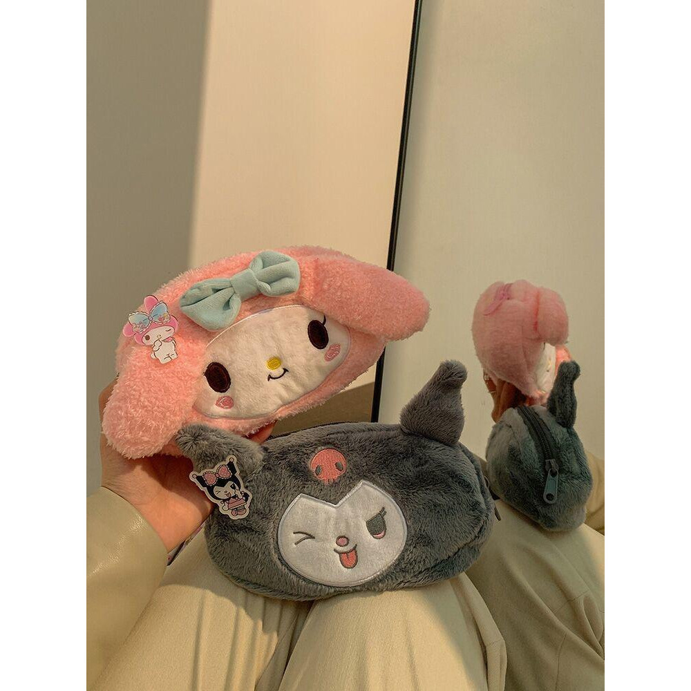 

YEN PENSIL CASE SANRIO MELODY TEMPAT KOSMETIK PENSIL SERBAGUNA DOMPET MELODY PANJANG BULU POM2