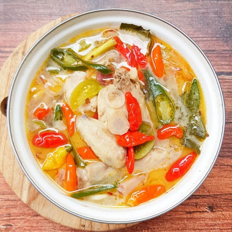 

Garang Asem Ayam Setengah Ekor – Hidangan tradisional Jawa.