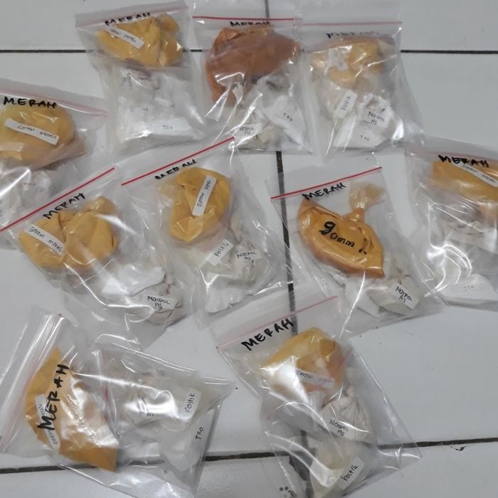 

Promo naptol lengkap garam, Tro, kostik, pewarna batik - Hitam Terlaris