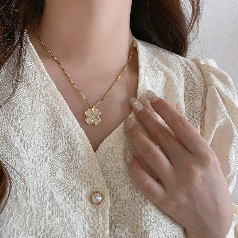 Kalung Titanium Emas Anti Karat Wanita Clover Rumput Empat daun Bermata Kucing Liontin Fashion Ranta