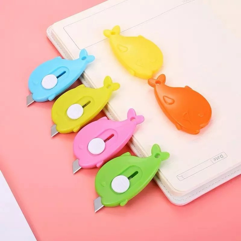 

Cutter Mini Dolphin Hand Ikan Paus Pemotong Kertas Travel Unboxing ATK Alat Tulis Kecil - Cutter Pisau Mini