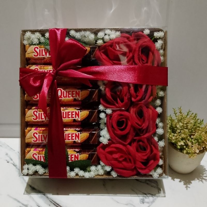 

Hampers Coklat Silverqueen Flower Bloom Box kado ulang tahun valentine aniversary graduation wisuda permintaan maaf hadiah
