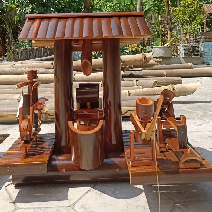 kincir air bambu. hiasan kolam estetik bambu. air mancur bernada