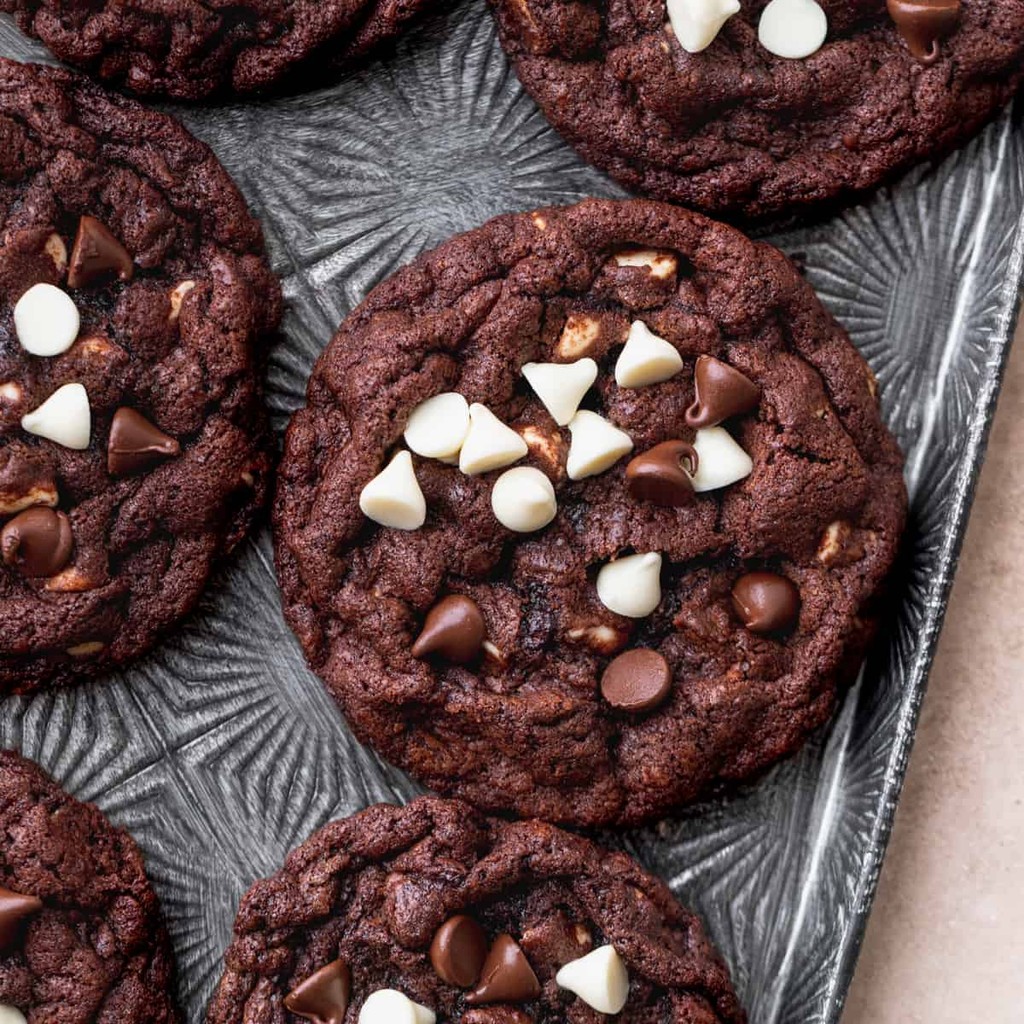 

White & Dark Double Chocolate Chip Cookie - Homemade - 1 Cookie