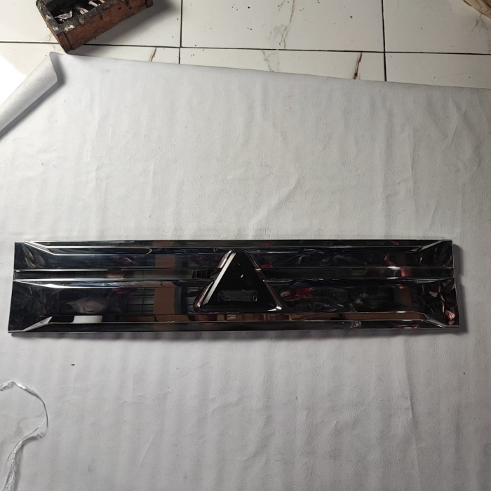 Grill depan Original Mitsubishi L300 tanpa logo