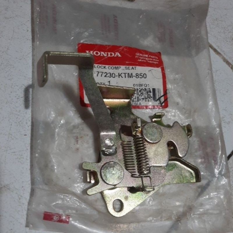 77230 KTM 850 PENGAIT KUNCI JOK SUPRA X125 ORIGINAL AHM