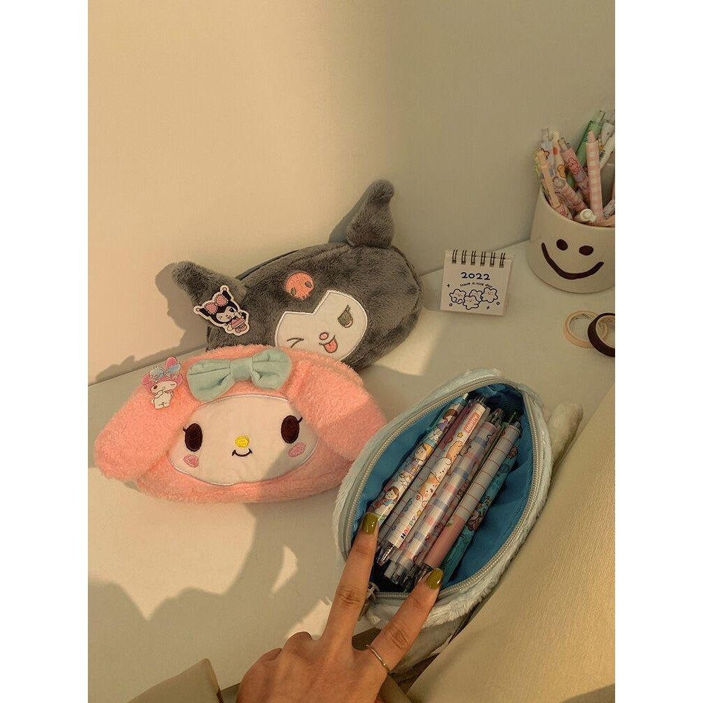 

gk PENSIL CASE SANRIO MELODY TEMPAT KOSMETIK PENSIL SERBAGUNA DOMPET MELODY PANJANG BULU POM2 LEMBUT