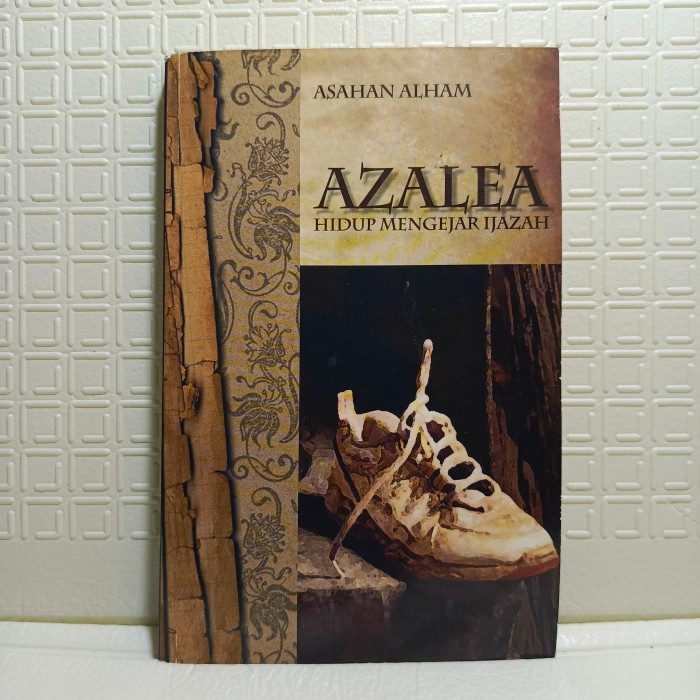 Buku Azalea Hidup Mengejar Ijazah
