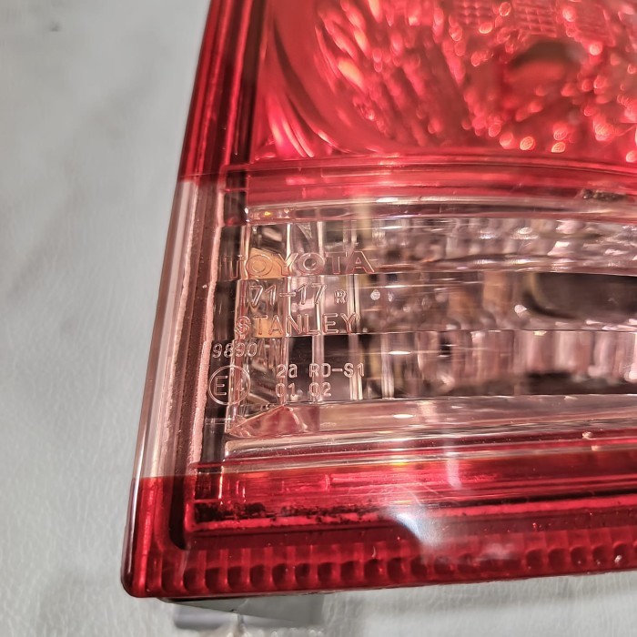 Stoplamp lampu belakang kanan Toyota Fortuner 2005