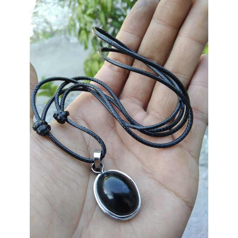 Kalung liontin batu badar besi hitam
