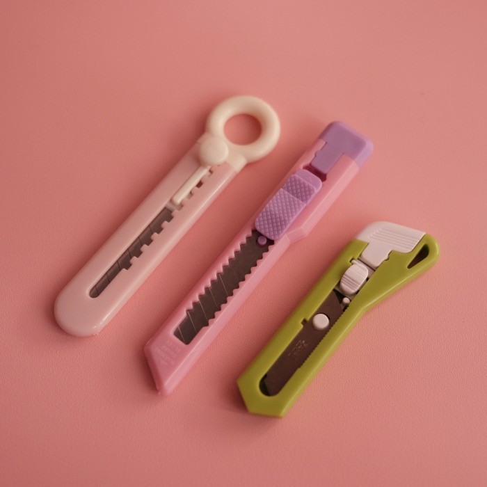 

Cutter Kecil / Small Cutter Impor 3 Warna Pastel Alat Tulis Sekolah