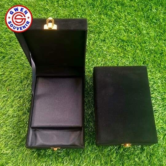 

box plakat kotak buludru - Hitam
