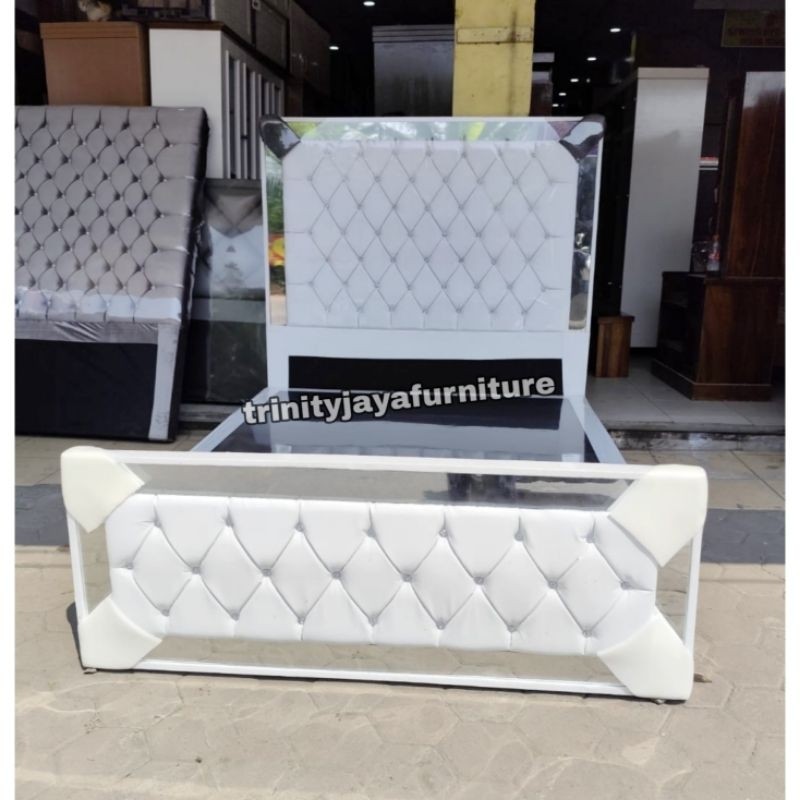 Dipan Plus Sandaran Ranjang Tempat Tidur Kaca/Candra Furniture