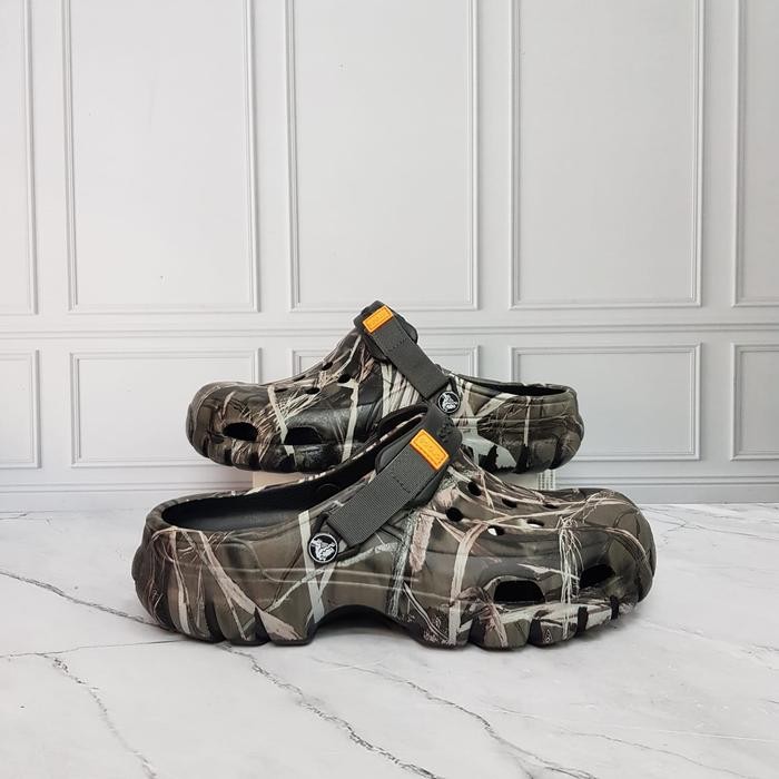 SEPATU SANDAL PRIA CROCS OFFROAD TERRAIN CAMO CLOG / SENDAL CROCS PRIA - Hitam, M7