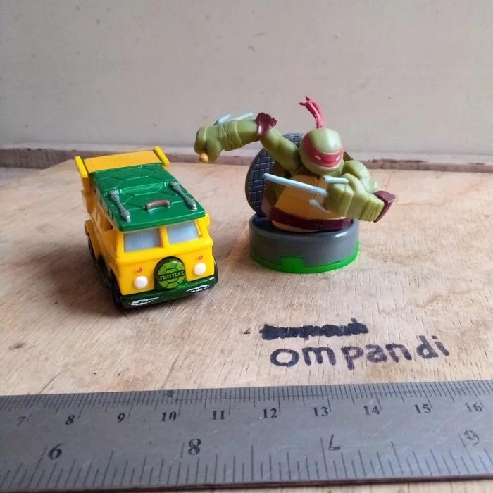 EO99 2 pcs hot wheels dan figure ninja turtle