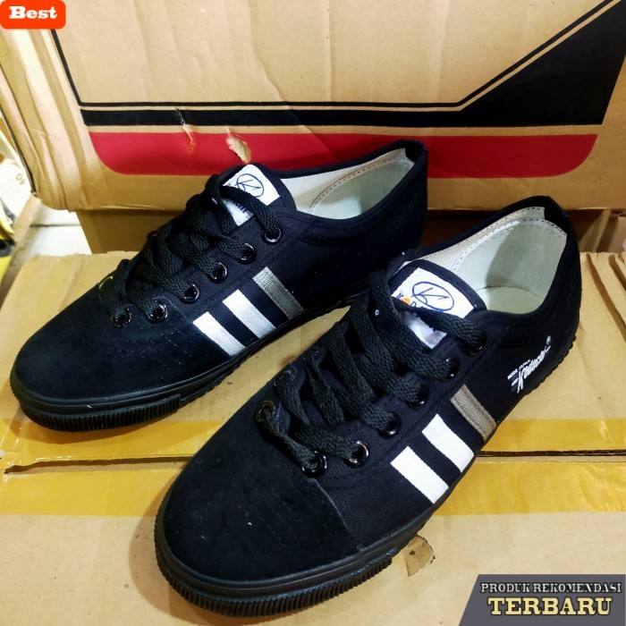 rekomendasi sepatu olahraga brand lokal Sepatu Kodachi Hitam polos/Sepatu badminton original