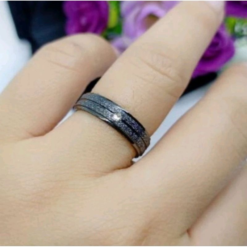 4s grosir Solo || CINCIN HITAM PASIR GARIS SATU AKSEN PERMATA ANTI KARAT&LUNTUR 100% ASLI TITANIUM C