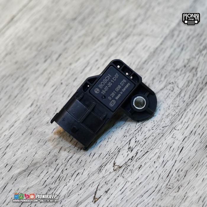 Sensor Temp Charger Air Cooler Duct Jeep JK 2.8L 68276203AA Ori Mopar