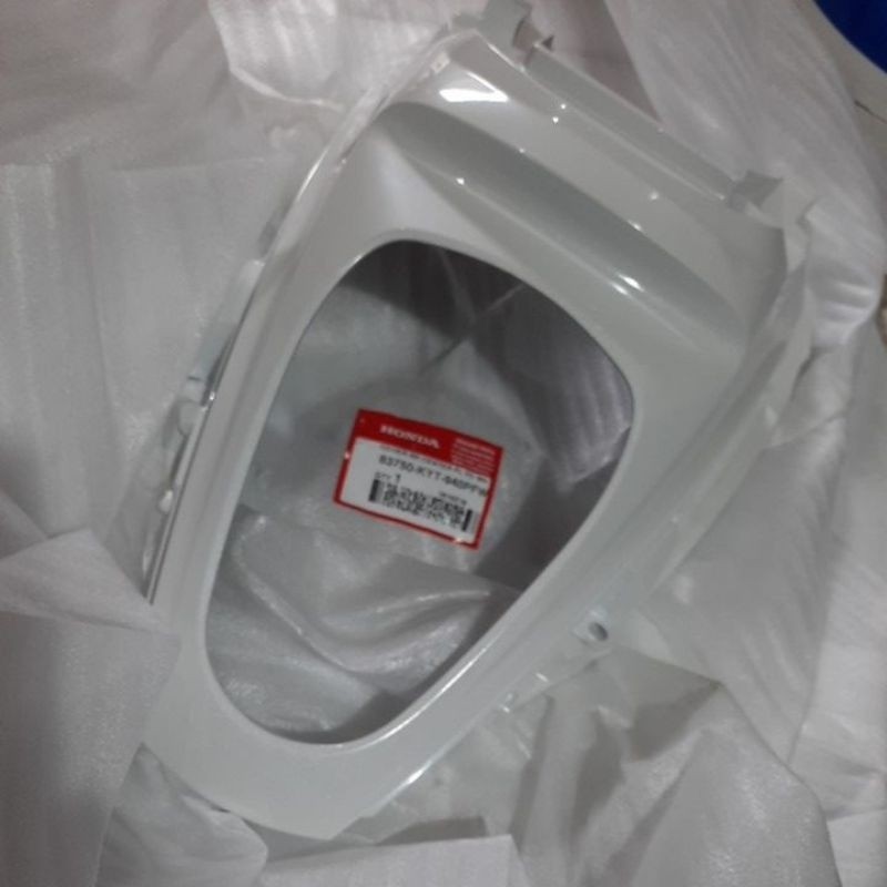 83750 KYT 940PFW COVER BODY LAMPU BELAKANG SCOOPY KARBU ORIGINAL AHM