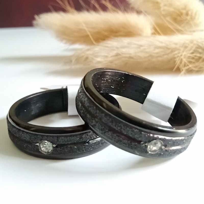 4s Grosir Solo || Cincin Titanium Pasir Hitam dengan Garis Tengah dan Permata Satu cocok Utk Pria & 