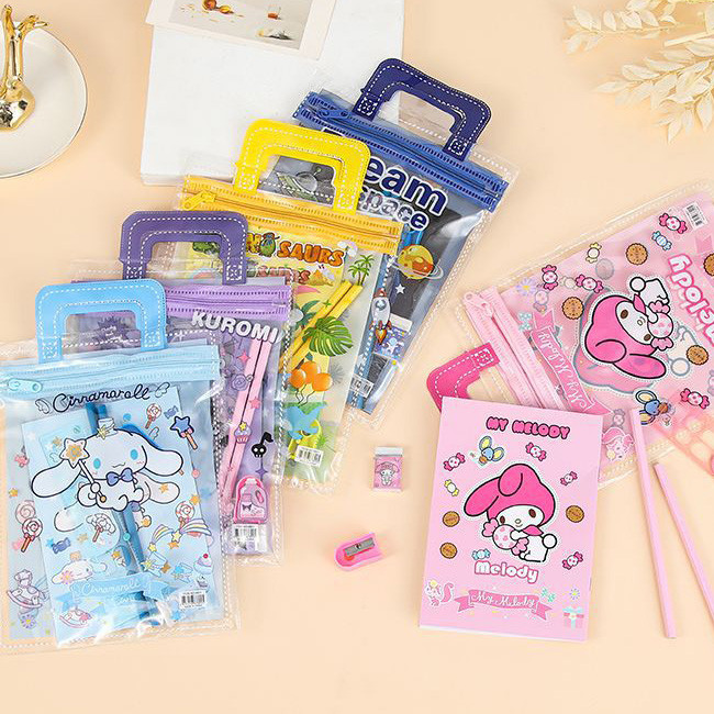 

ALAT TULIS LENGKAP VARIASI SANRIO/ SET ALAT TULIS SANRIO /ISI 2 PENSIL, 1 NOTEBOOK, 1 RAUTAN DAN 1 PENGHAPUS FREE TAS TOTEBAG PVC / SET ALAT TULIS KUROMI, MELODY, CINNAMONROLL