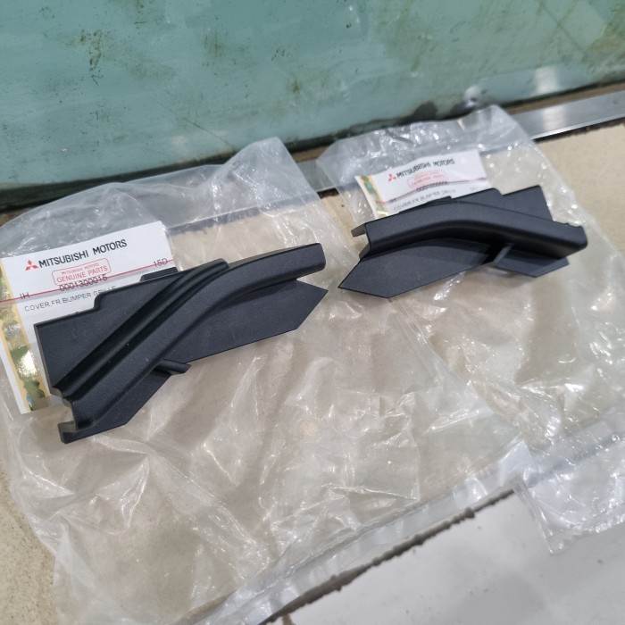 Cover Grill Bemper Depan Asli Mitsubishi New Pajero Sport 2023 - KANAN