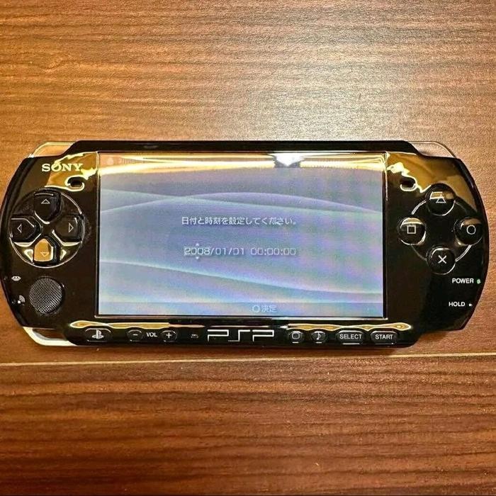 PSP seri 3000 Memori 32 GB  Fullset  No minus  Udah terisi 50 game terbaru  Garansi 6 bulan Remote C