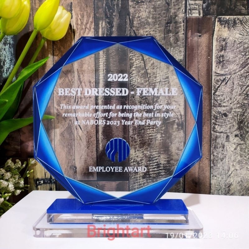 Plakat akrilik premium tebal 8mm print UV, piagam akrilik, piala akrilik. plakat custom.