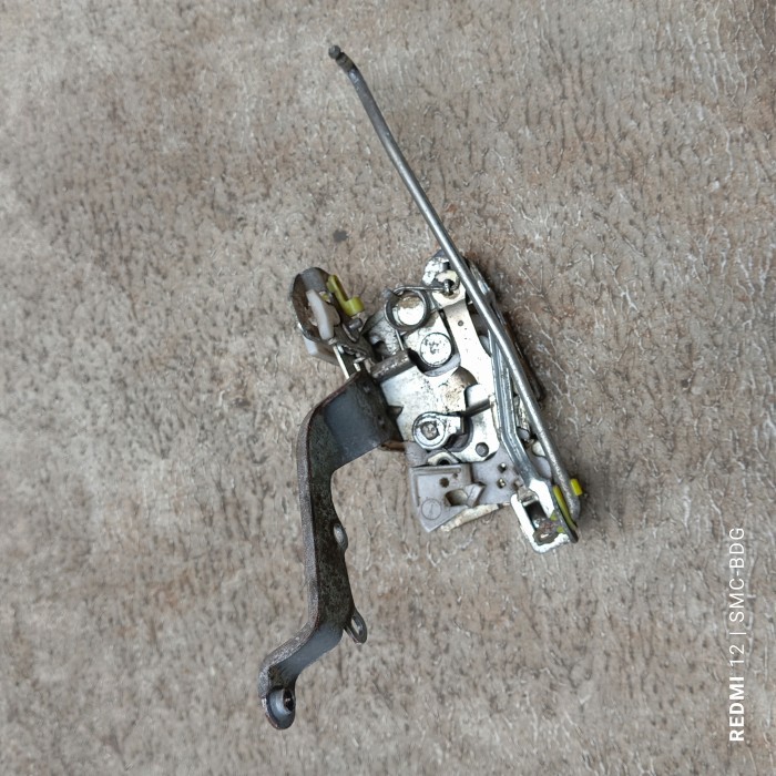 Doorlock door lock pintu Belakang kiri L Avanza Xenia lama original