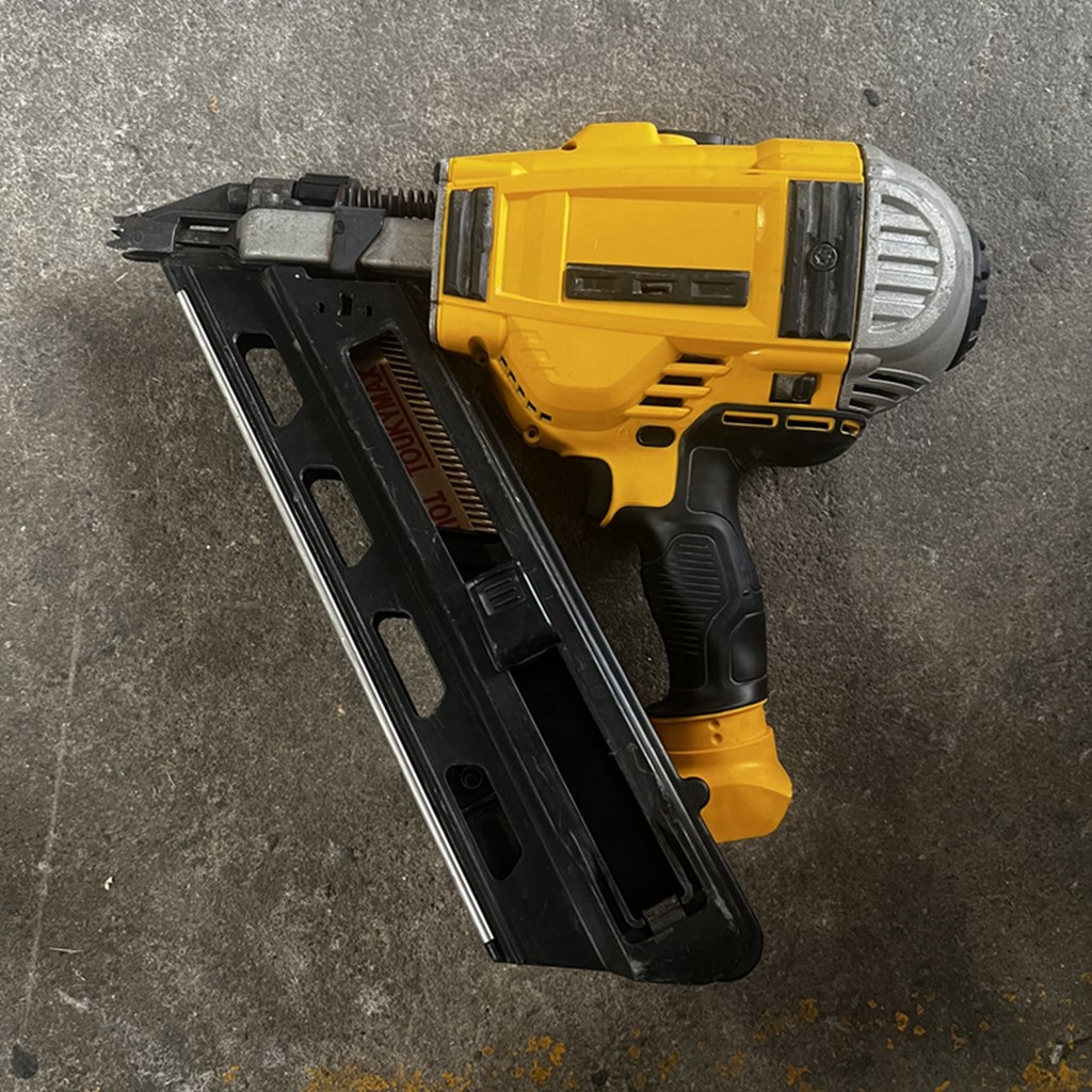 DeWalt DCN692 18V XR Brushless Framing Nailer, Body Only - Alat Paku Kayu Cordless dengan Kapasitas 55 Paku Ring Shank