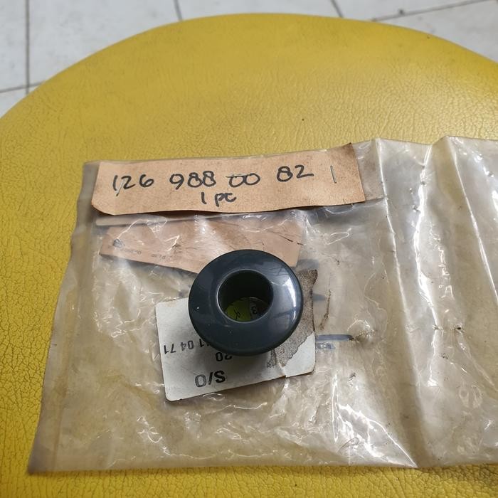 klip . Mercedes W201 W202 W210 W126 W123 Seat Headrest 1269880011