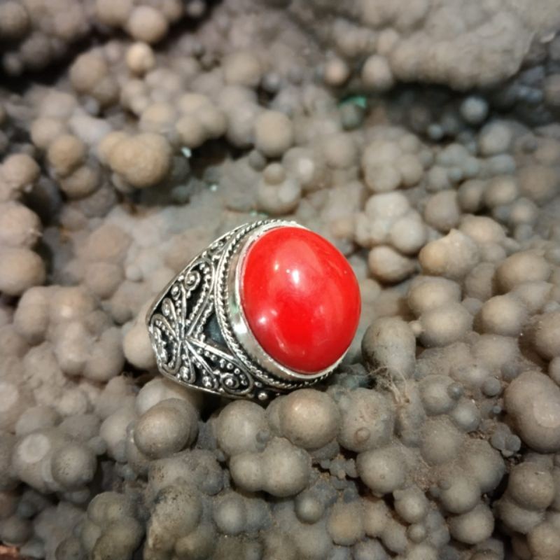 Cincin batu pria merah nyala di dalam air