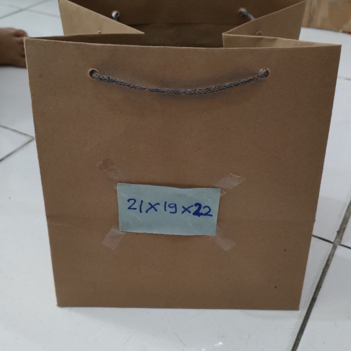 

Paper bag polos 21x19x22 / Tas kertas belanja / Kantong Souvenir