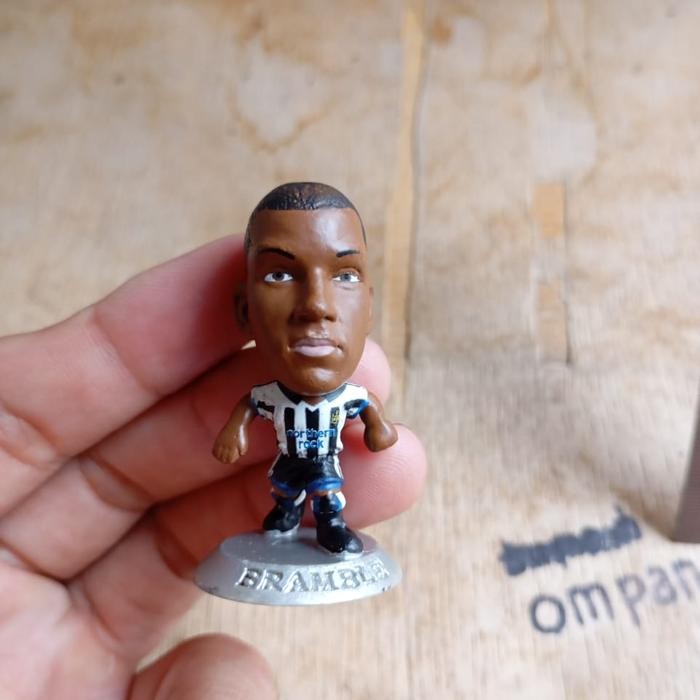 EO99 figure action  pemain bola bramble