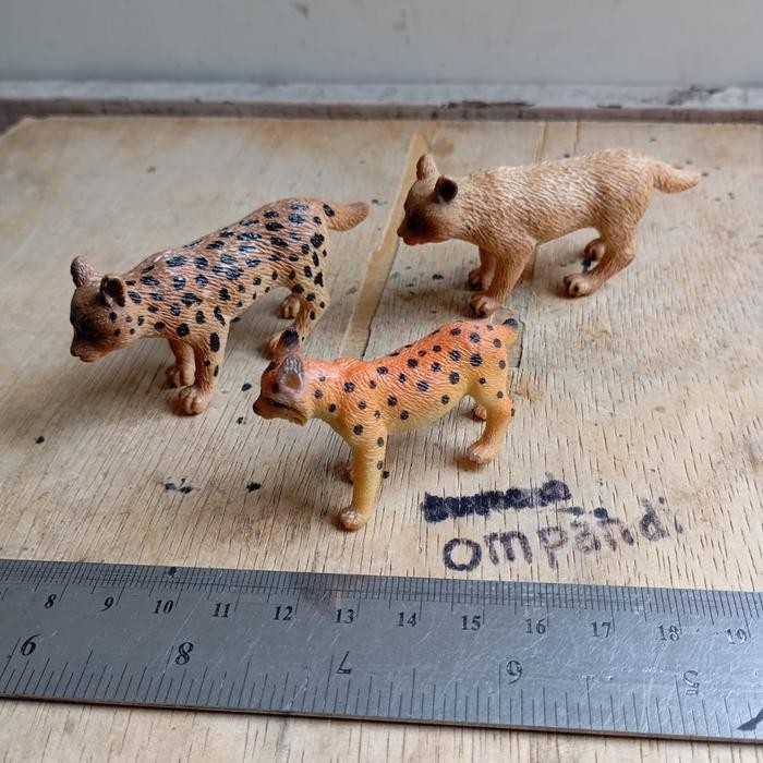 EO99 3 pcs figure mainan hewan hyena