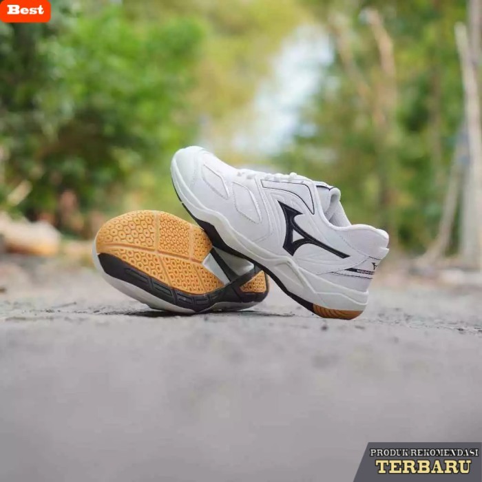 rekomendasi sepatu olahraga brand lokal Sepatu Badminton mizuno dinablitz pria wanita terbaru sporty