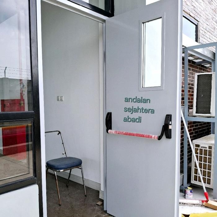 

pintu darurat gedung exit