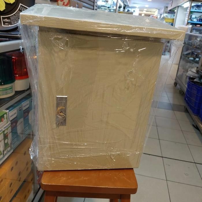 

panel Box topi out door 30x40x20 kunci push