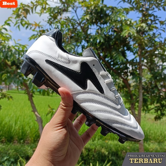 rekomendasi sepatu bola untuk kaki lebar sepatu bola specs kulit domba asli - putih hitam, 38