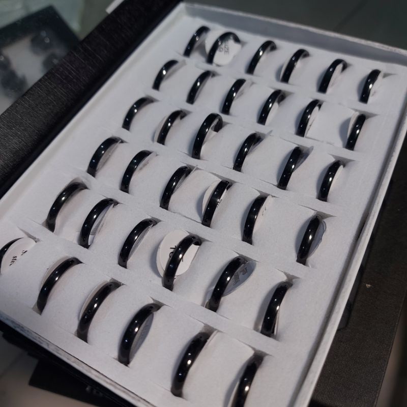 1 Box Cincin Hitam Polos Titanium Oval Anti Karat dan Luntur