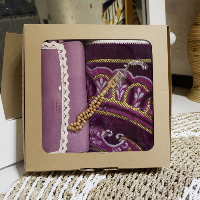 

Paket kado sajadah dan mukena premium
