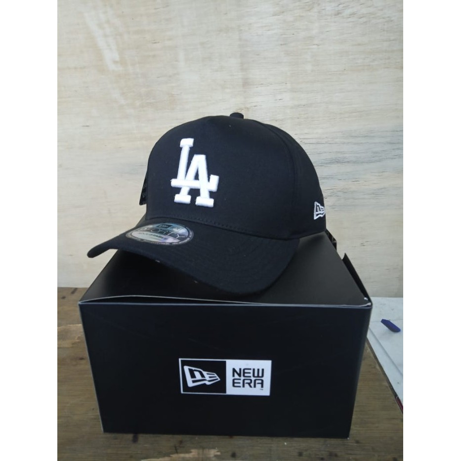 Topi Distro Premium / Logo LA / Bahan Hitam / Topi Impor Premium - Putih, Dus Polos LA