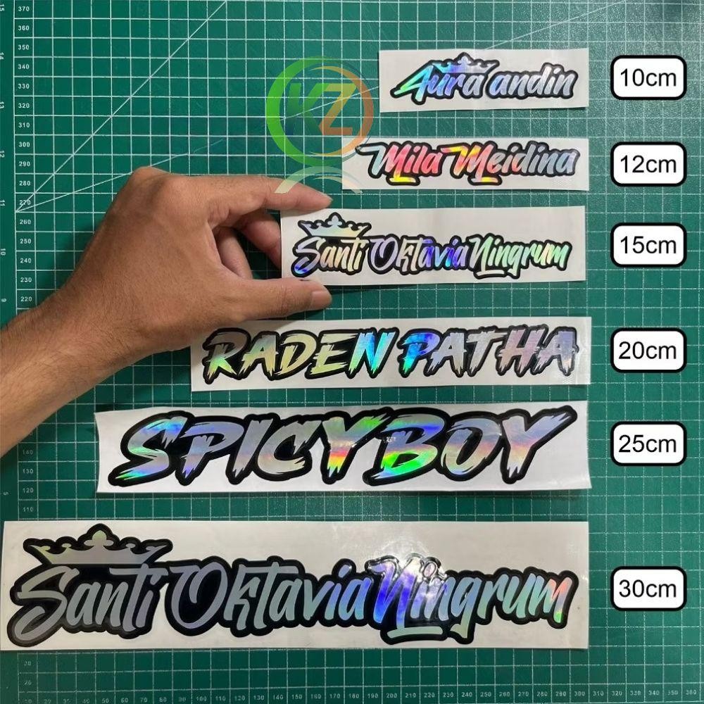 

Stiker Nama Mahkota Queen & King Custom Tulisan Hologram Hitam Foto custom ukuran