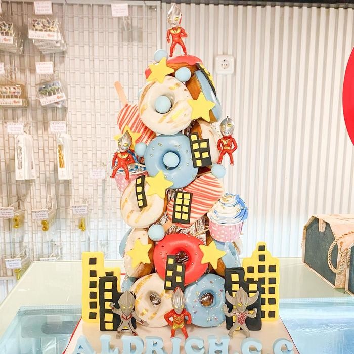 

Donat/donat ulang tahun/donat Tower Tema Ultraman/Donat Birthday Catering Malang DMT