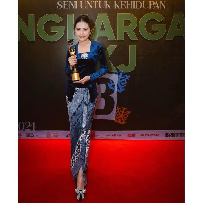 

setelan kebaya kutubaru bludru dan rok premium prilly latuconsina - S