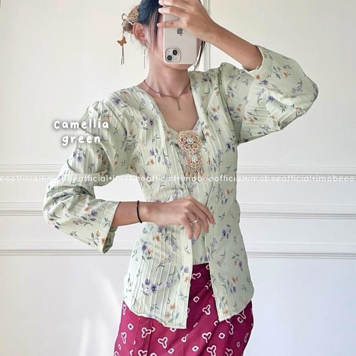 

BLOOMERY KEBAYA KUTUBARU // KUTUBARU BUNGA FLOWERY SHABBY CRINKLE MOTIF - Camellia Green, S