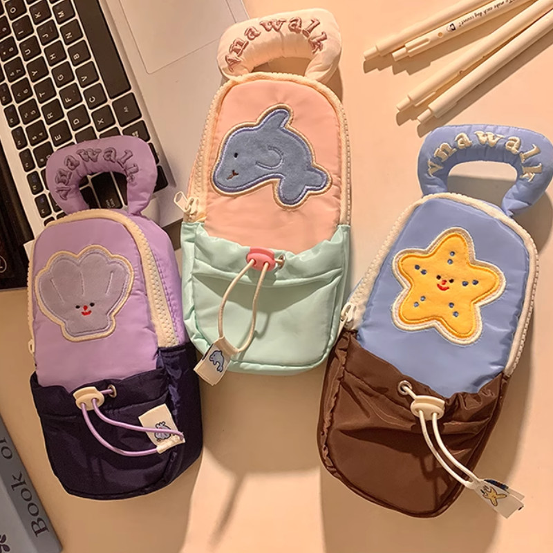 

[Ready] Tempat Pensil Portable Desain Eksklusif 2025 / Tas Koin Multifungsi / Hadiah Ramadan Unik / Pouch Organizer Kotak Pensil Cangkang Lumba-Lumba Lucu