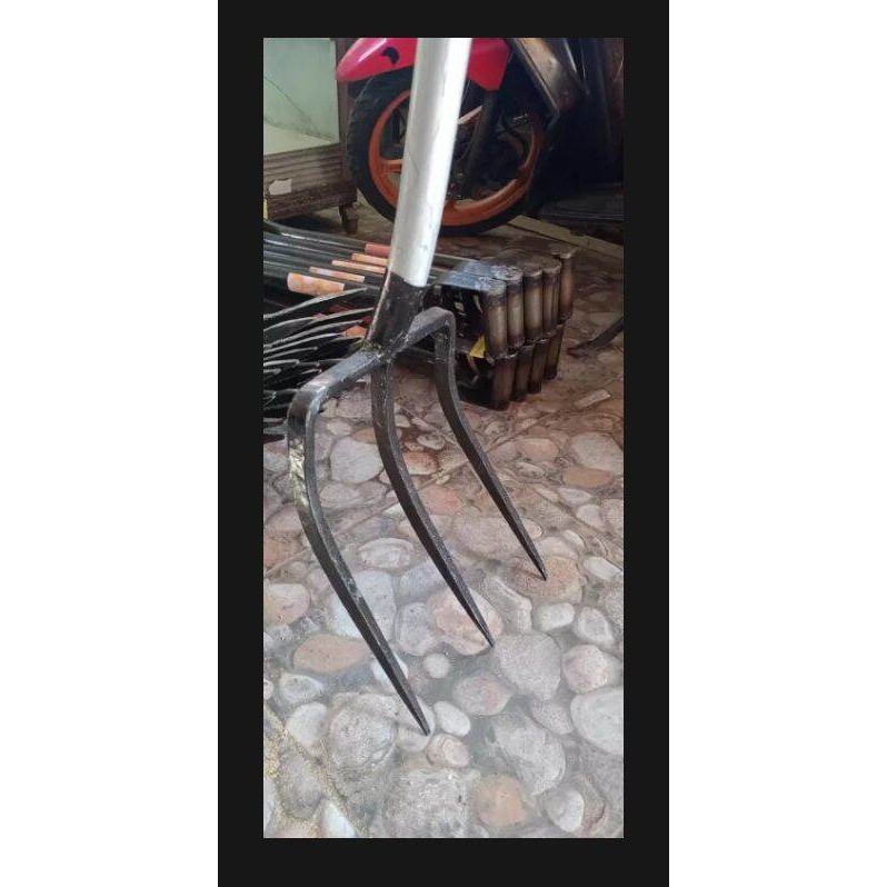 

Garpu Tanah Bahan Baja 4 Jari Super Tajam Garpu Tanah Kualitas Pengrajin