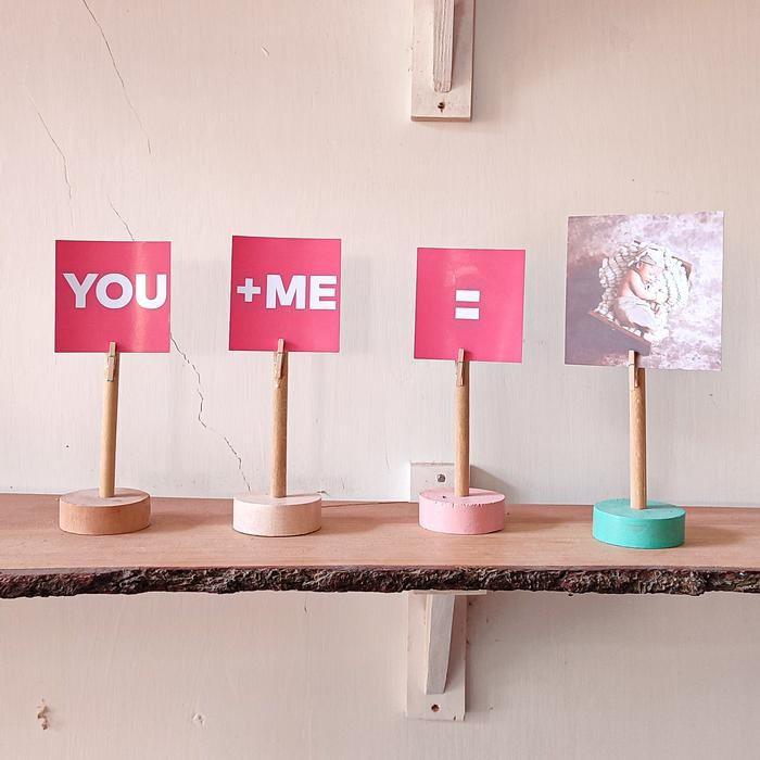 

Tatakan Holder Stand Penjepit Foto Kartu Kayu Price Tag Nomer Meja - Natural